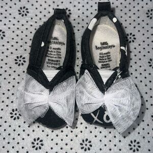 🛍NEW 🛍Cute Little Girls SLIP ON SHOES size 1 ( 0-3 MONTH )